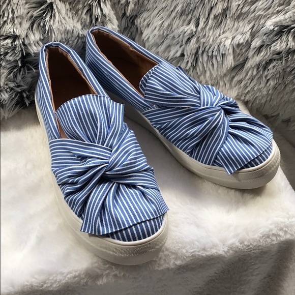 a new day Shoes - NEW bow slip on shoes💙😍💙